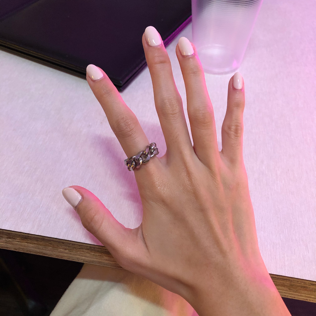 8mm ring on woman's hand discount